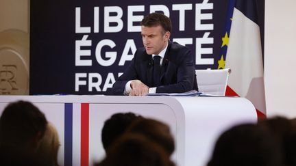 Emmanuel Macron devant les journalistes lors d'une conférence de presse à l'Elysée, le 16 janvier 2024. (LUDOVIC MARIN / AFP)