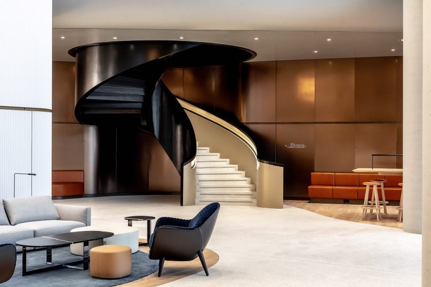 Intérieurs chaleureux du 50 Electric Boulevard par Foster + Partners