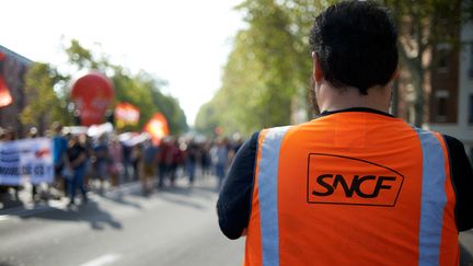 Un salarié de la SNCF en grève, le 13 octobre 2023, à Toulouse. (ALAIN PITTON / NURPHOTO / AFP)
