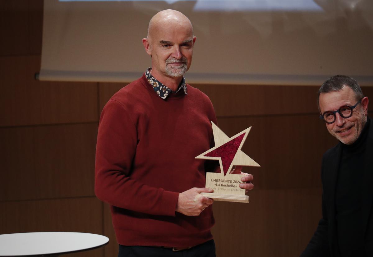 Sylvain Heurtier, fondateur de Macompta.fr, récompensé par Hervé Huot, vice-président de la CCI 17 en charge de la formation.
