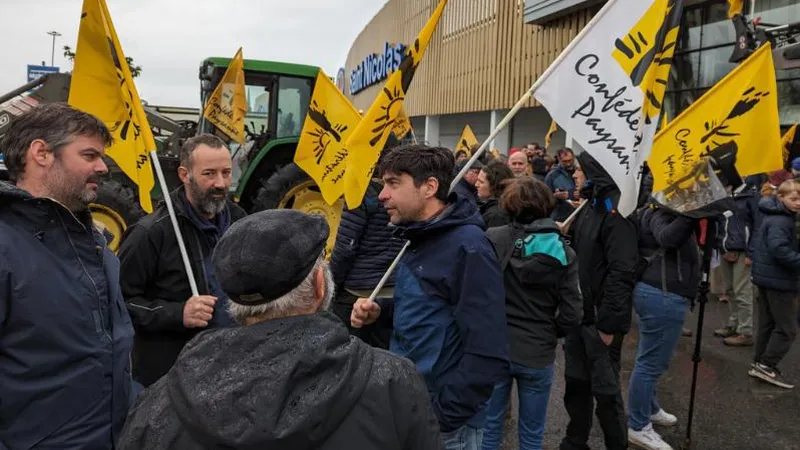 Des agriculteurs affiliés à la Confédération Paysanne devant le Leclerc de St Nicolas de Redon