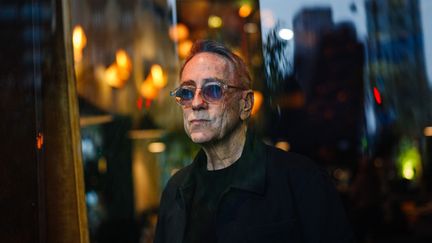 Le chanteur Alain Chamfort à Paris en avril 2024. Il est parmi les 7.000 signataires d'une lettre ouverte réclamant une meilleure rémunération des artistes-interprètes par les plateformes de streaming. (DIMITAR DILKOFF / AFP)