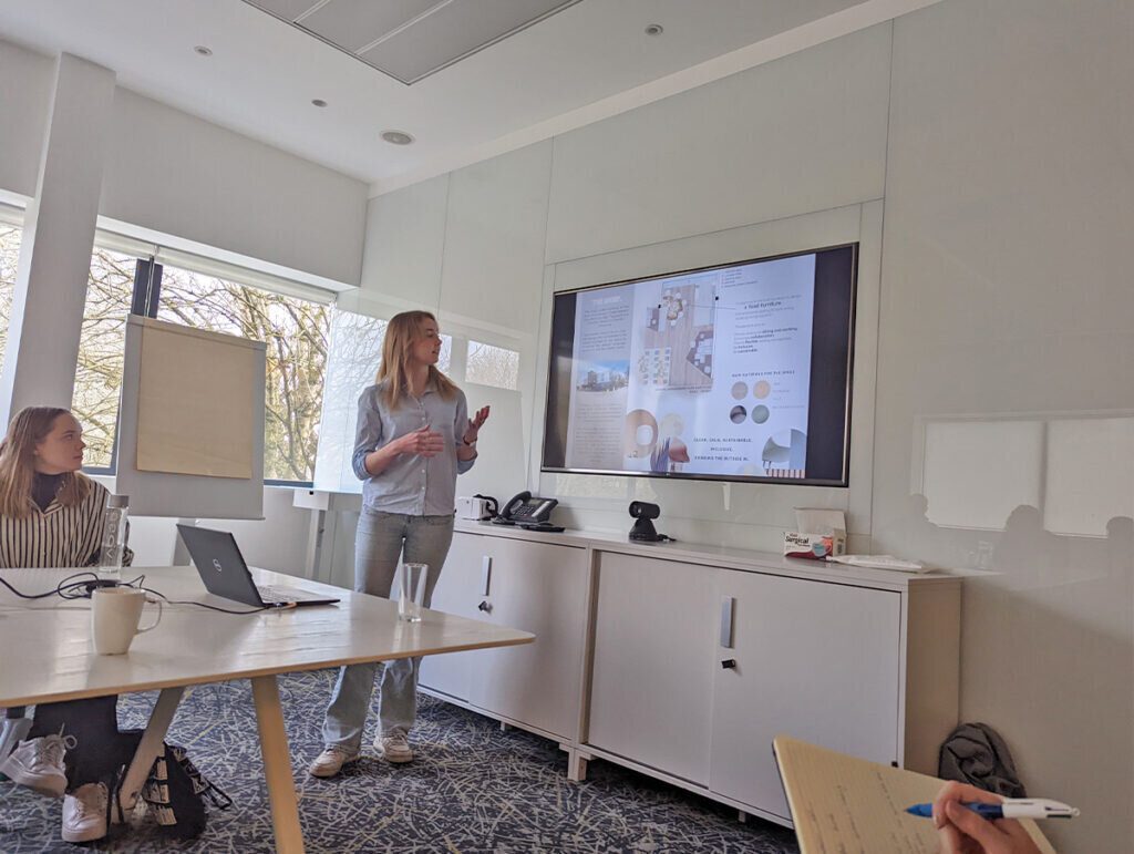 Présentation du design étudiant Paramount à la direction