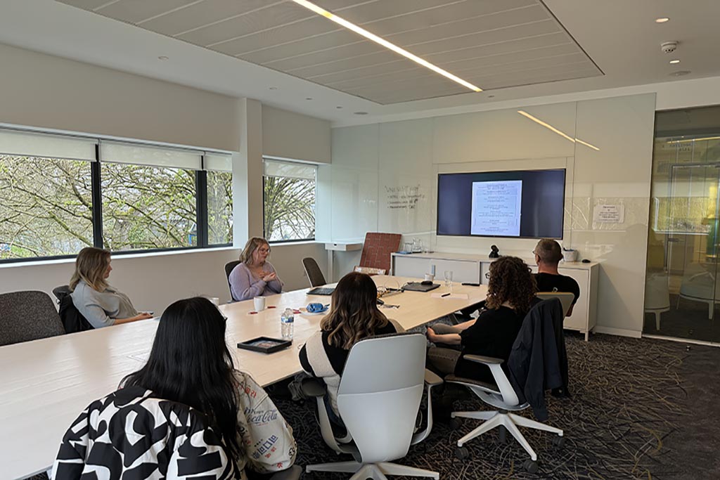 Les étudiants de l'Université du Pays de Galles du Sud visitent le bureau de Paramount à Cardiff