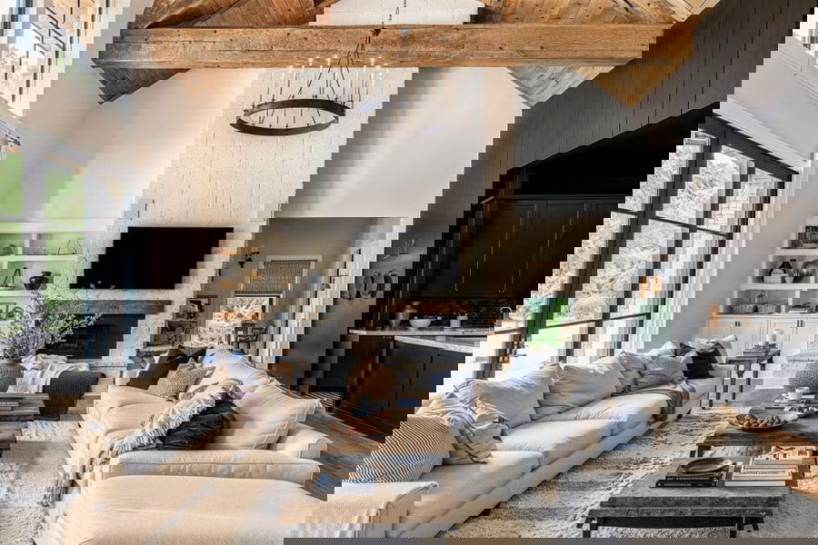 Décoration de ferme moderne dans un espace de vie ouvert par Decorilla