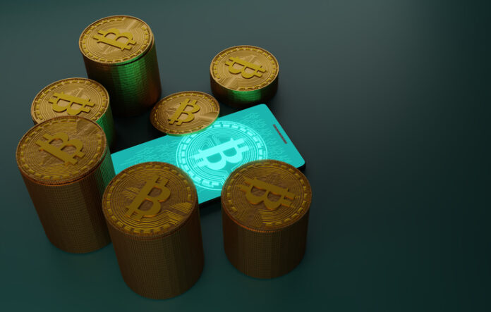 Crypto-monnaie Bitcoin avec pile de pièces et smartphone, rendu 3D Crypto-monnaie Bitcoin avec pile de pièces et smartphone
