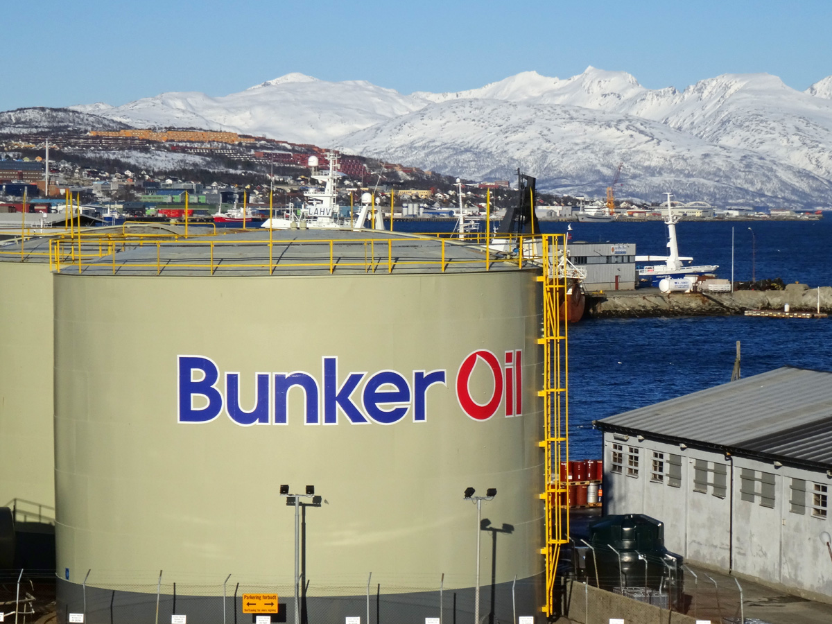 Oil storage: photo JS , Pétrole brut – un marché volatil – The Sloman Economics News Site