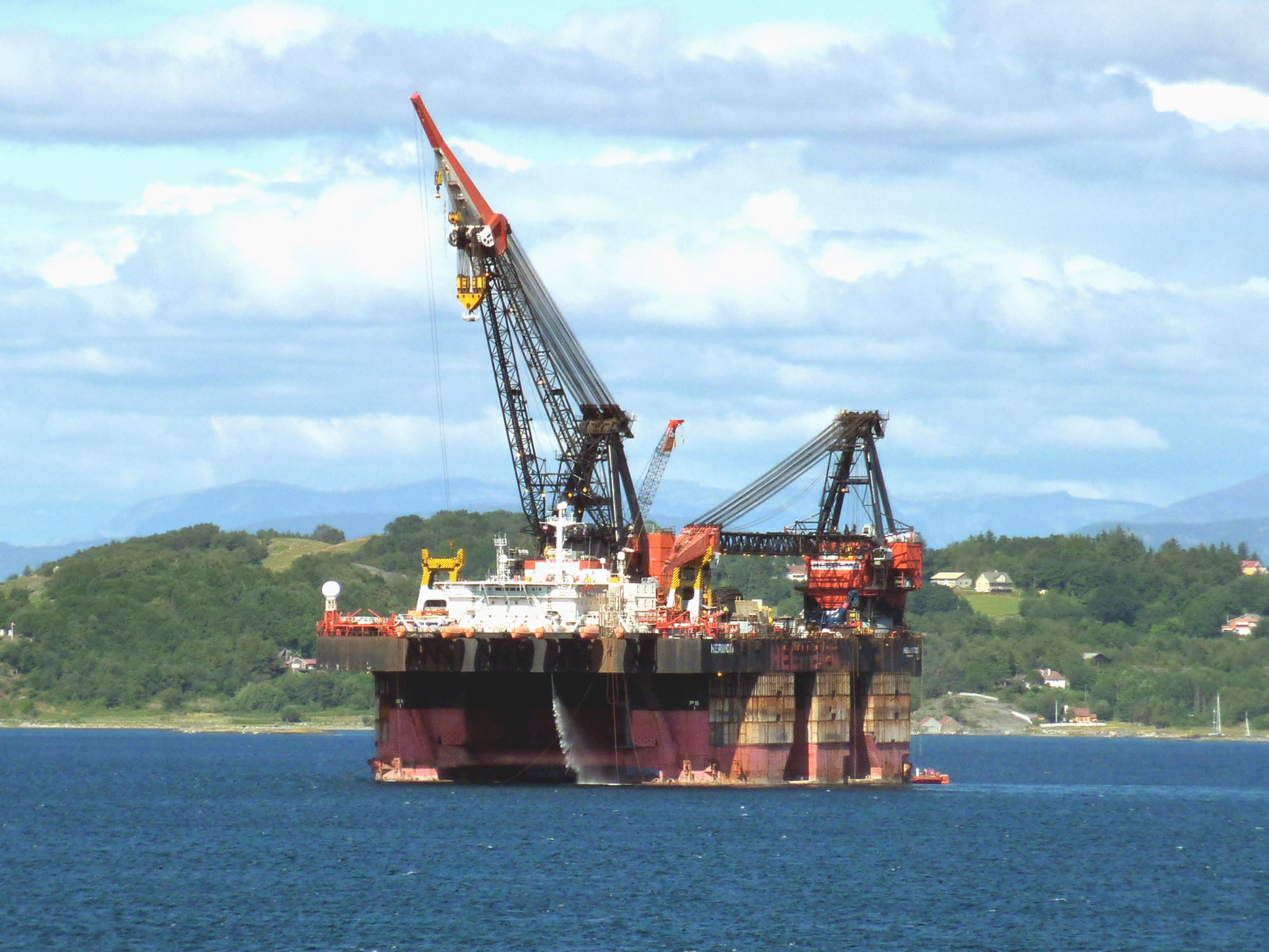 Oil rig: photo JS Pétrole brut – un marché volatil – The Sloman Economics