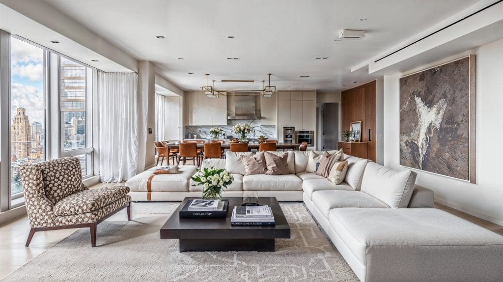 Neutres taupe et crème dans un salon par Decorilla