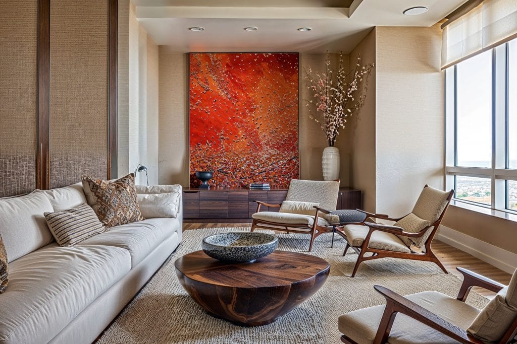 Une palette beige neutre se marie à merveille avec le bois dans ce design d'intérieur de Decorilla