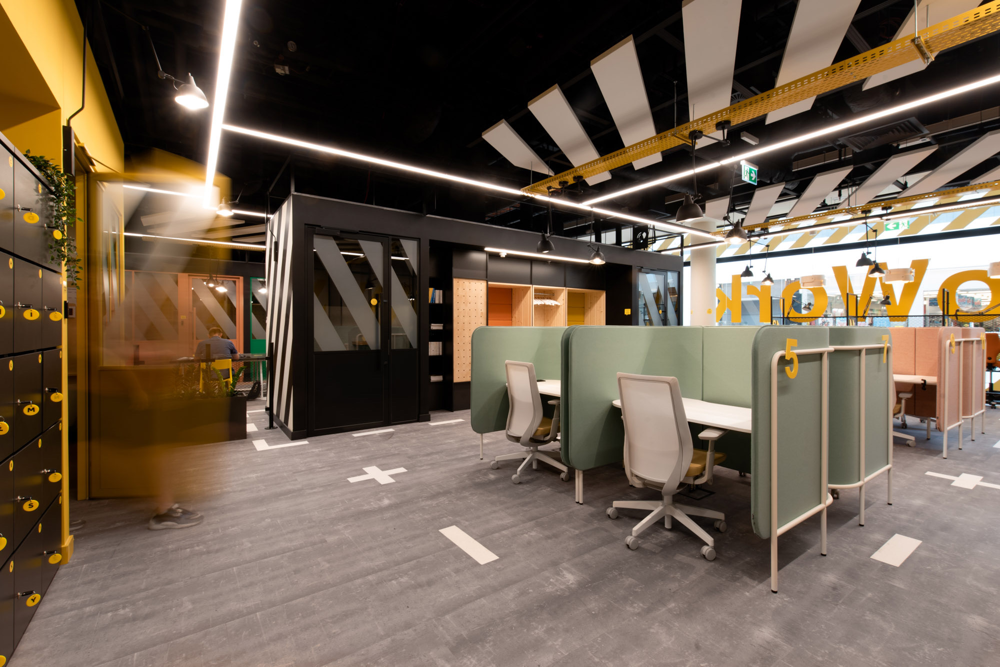 Espace de travail ouvert aleja-bielany-bureau-6