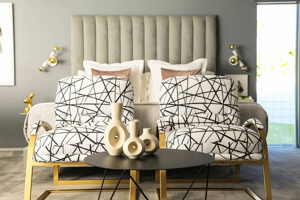 Chambre moderne glamour du milieu du siècle par la designer Decorilla, Michelle B.