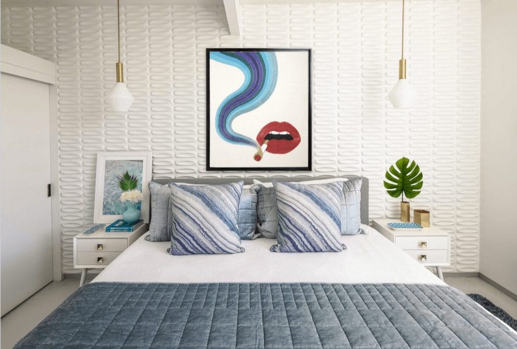 Mur d'accent moderne de style milieu du siècle pour chambre à coucher par la designer DECORILLA, Michelle B.