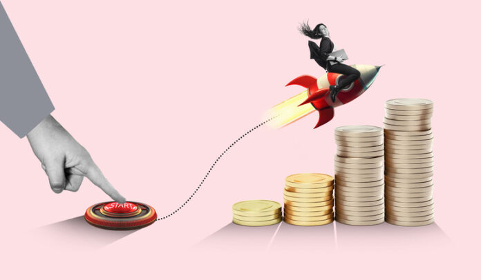 Collage artistique. Lancement d'une fusée rouge avec une femme d'affaires souriante. Concept de démarrage réussi. Leadership, menant au succès ou au concept de vision d'entreprise Démarrage réussi