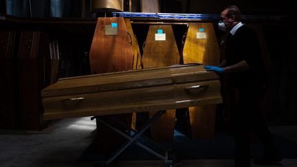 Un employé des pompes funèbres, le 7 avril 2020 à Paris. (ALEXIS SCIARD / MAXPPP)