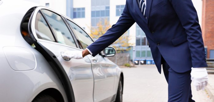 Porte de voiture d'ouverture à la main du voiturier Service de chauffeur