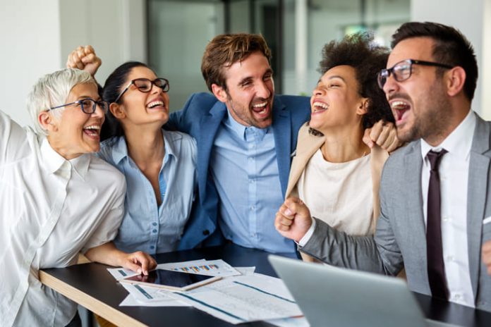 Istock-1398986739 (1) Les gens d'affaires célébrant le bonheur et le succès