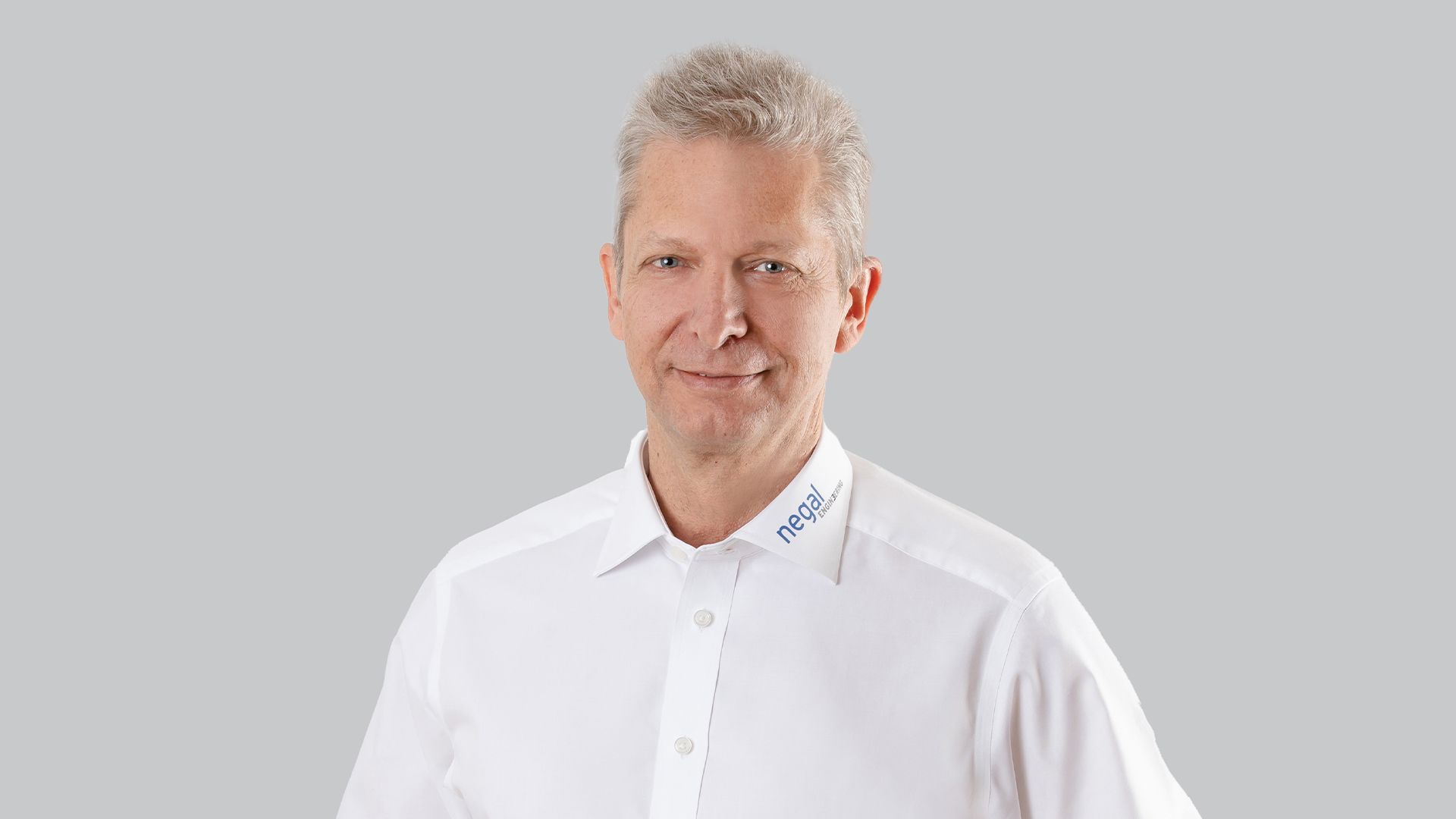 Homme avec chemise blanche et fond gris