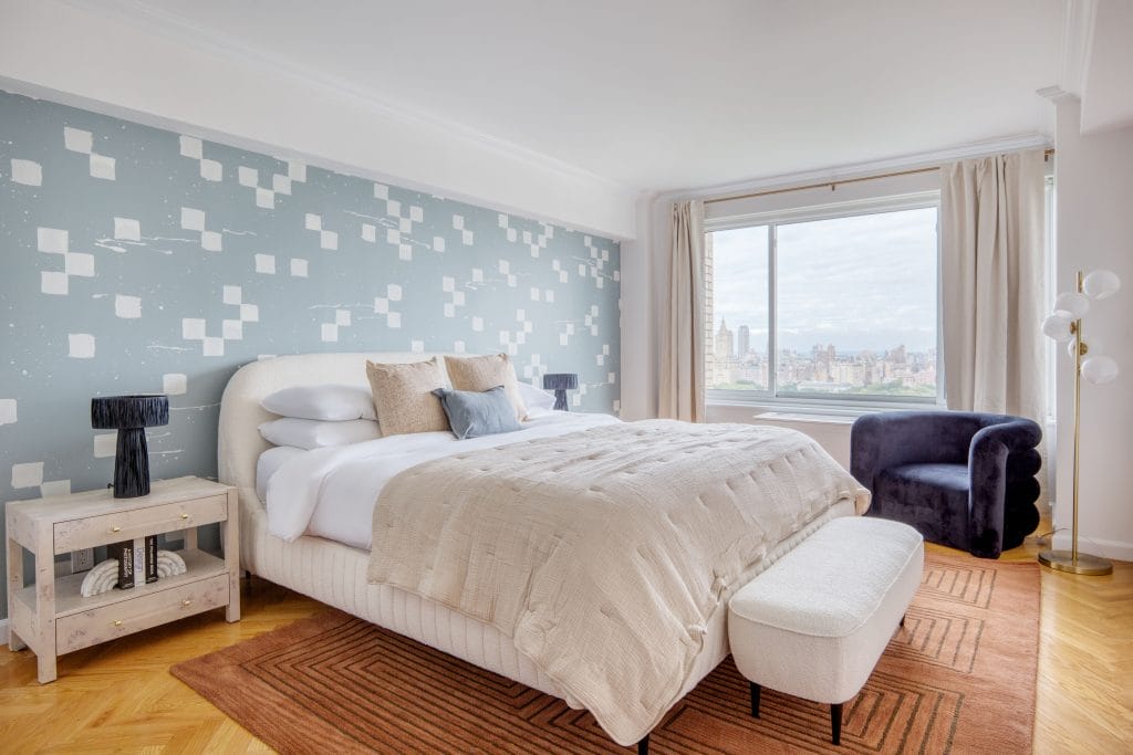 Couleurs de chambre relaxantes à la mise à la terre de la disposition complète conçue par Decorrilla Designer, Megan W.