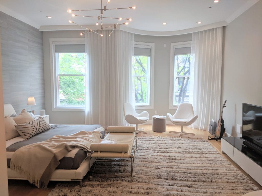 Couleurs de chambre relaxantes en gris de pierre dans un intérieur de Decorrilla Designer, Joyce T.