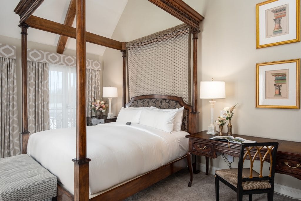 Un espace calme construit avec des couleurs de chambre relaxantes par la créatrice de Decorrilla, Natasha S.