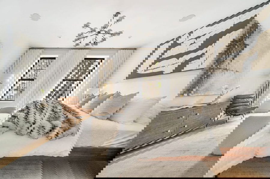 Couleurs de chambre relaxantes dans un espace à faible contraste conçu par Decorrilla Designer Leanna S