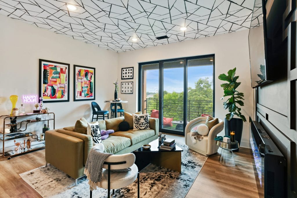 Plafonds en papier peint dans un salon par Decorrilla Designer, Marve M.