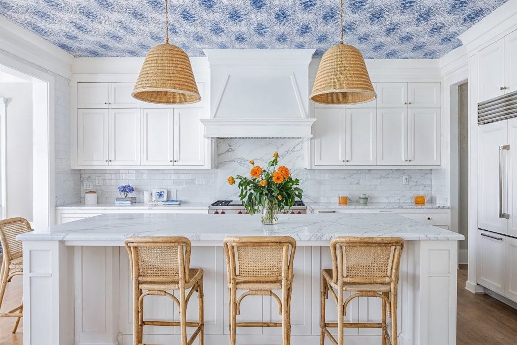 , Pourquoi les plafonds en papier peint sont la prochaine grande tendance de la conception de la maison