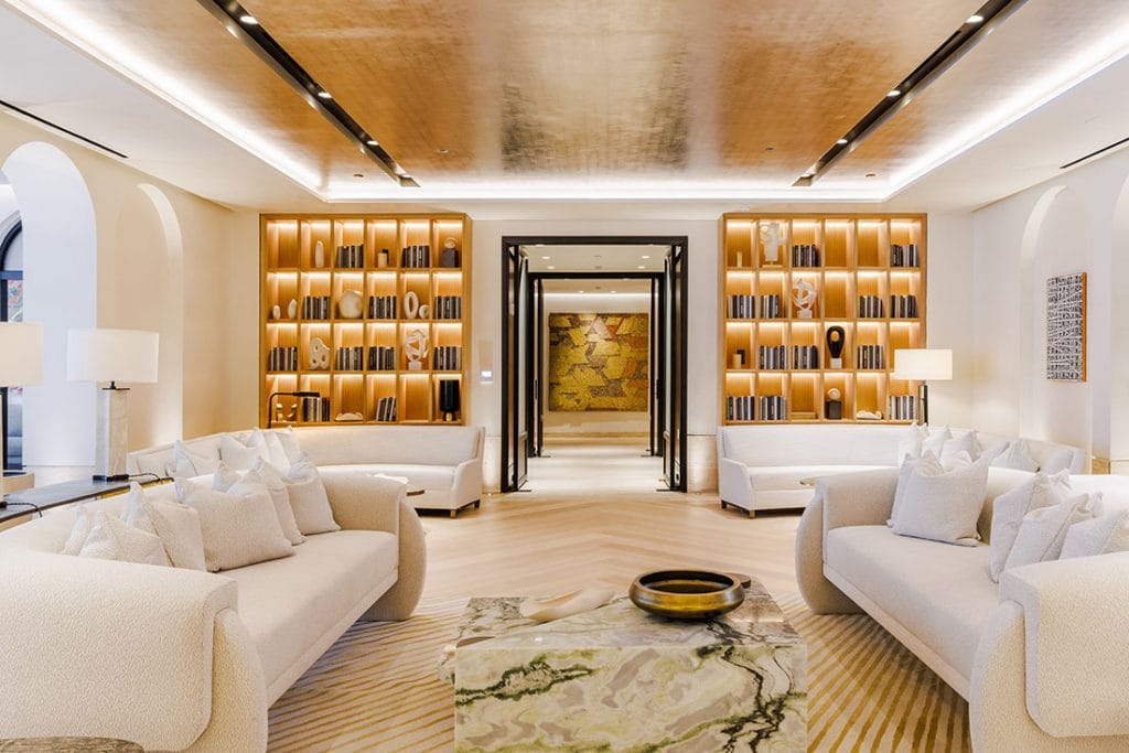 Fond d'écran métallique au plafond dans un salon contemporain par Decorrilla Designer, Molly I.