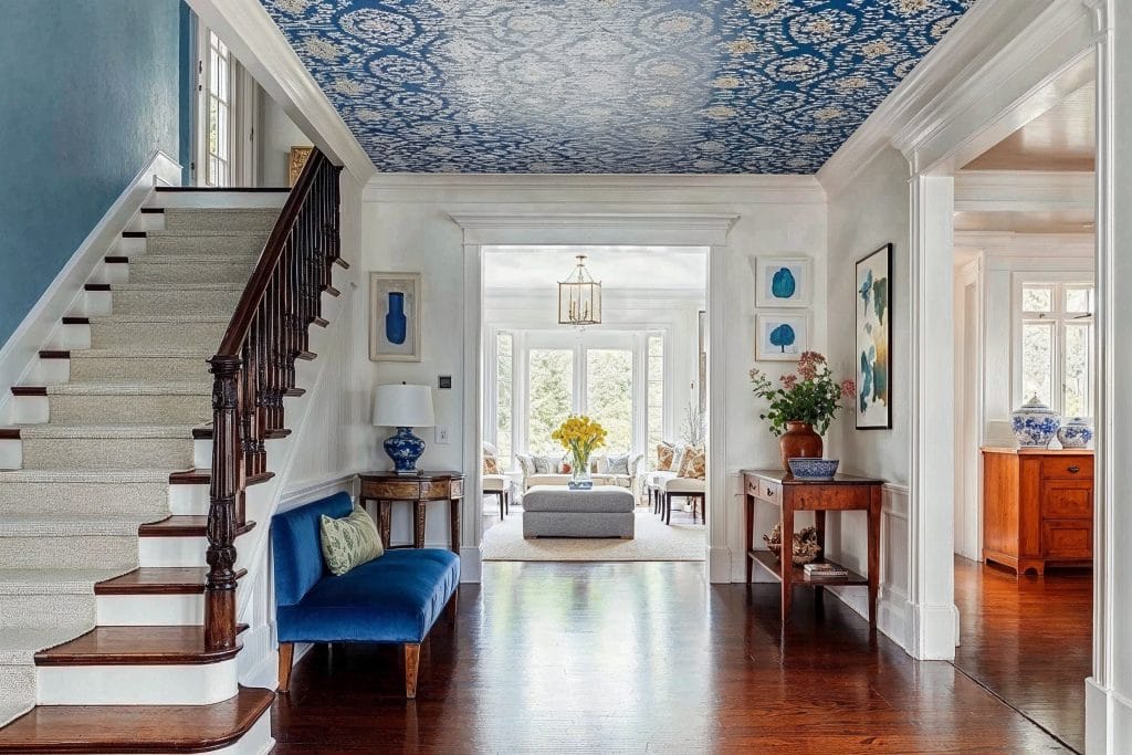 Plafond bleu pespaper dans une entrée de transition par Decorrilla