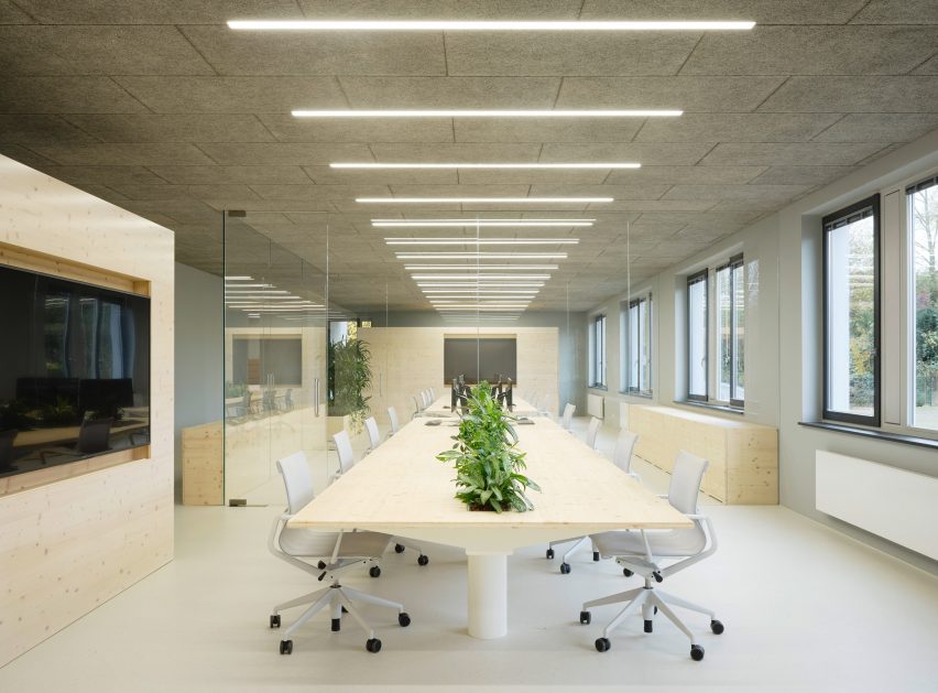 Espace de travail principal dans le bureau de Zeller & Moye-Designer