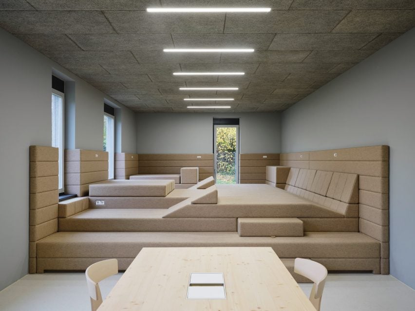 Les sièges en feutre sont dans le bureau allemand