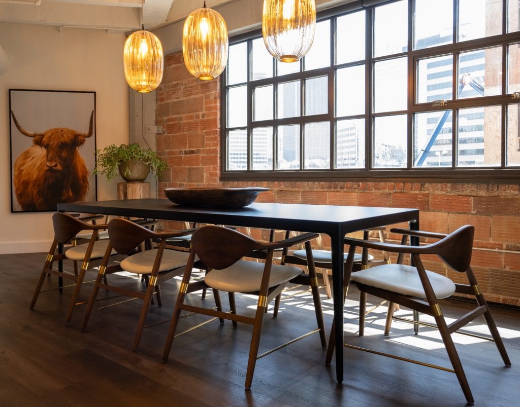 Salle à manger contemporaine avec décor de style country moderne par Decorrilla Designer, Lisa F.