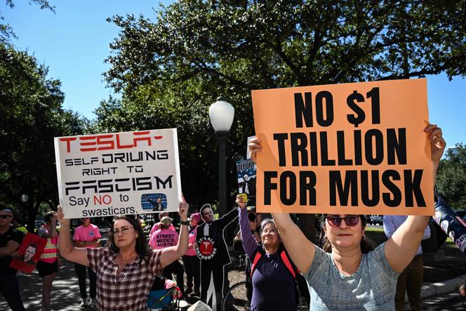 Des manifestants protestent lors du rassemblement « Non à 1 000 milliards de dollars pour Elon Musk ! », devant le Capitole de l’Etat du Texas, à Austin, le 5 novembre 2025.
