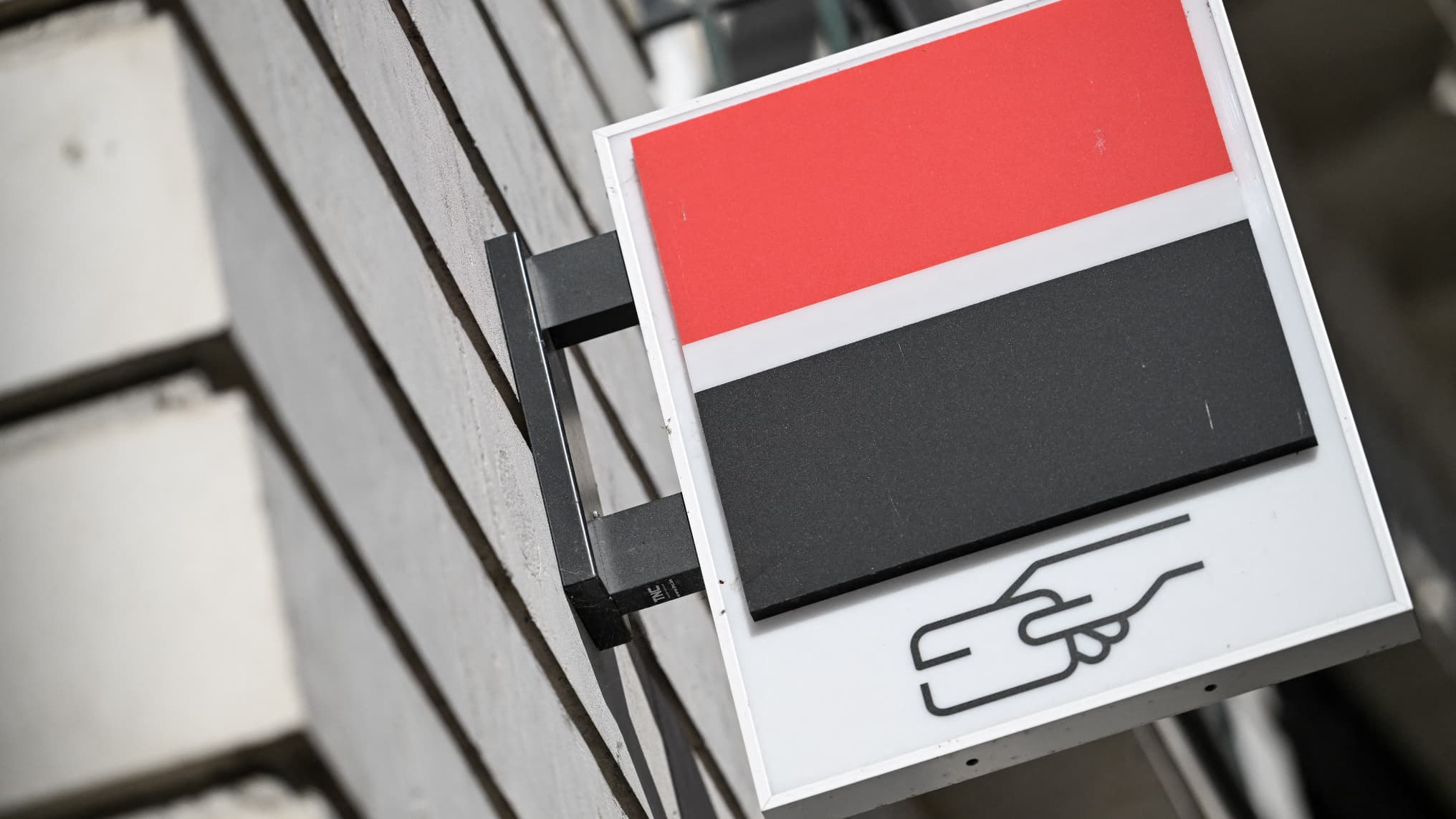 , Société générale qui a connu une « performance exceptionnelle » veut récompenser son patron: sa rémunération fixe devrait bondir de 45%, à 2,4 millions d’euros