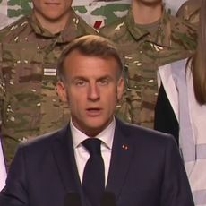 Emmanuel Macron présente le service militaire volontaire.