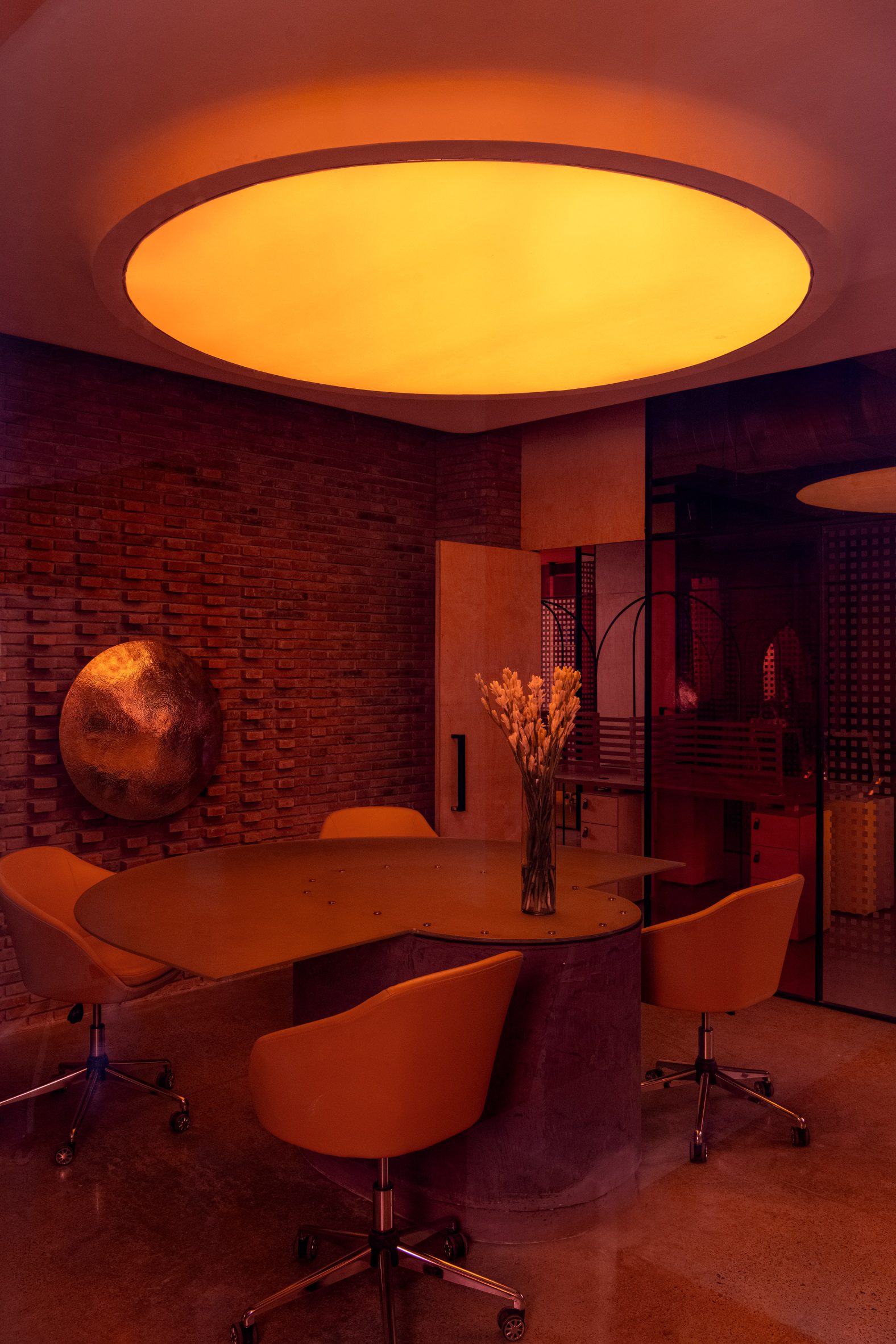 Salle de réunion colorée