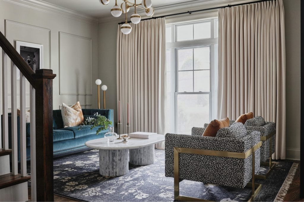 Design d'intérieur transitionnel avec des touches de couleur par la designer de Decorilla, Mary C.