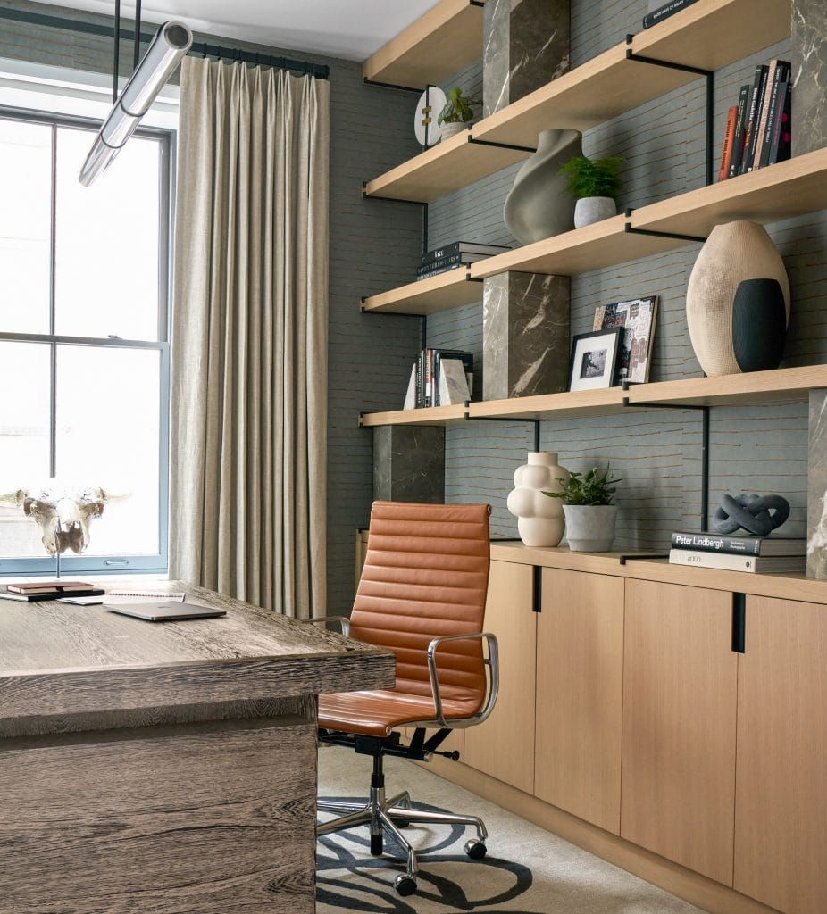 Bureau à domicile avec un arrière-plan organisé par la designer Decorilla, Teresa W.