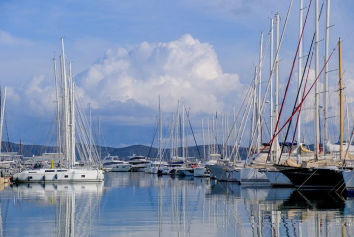 Des rangées de voiliers et de catamarans amarrés pour l'hiver dans la marina olympique Location de yacht à Athènes