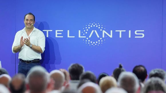 Antonio Filosa reste dans la lignée de Carlos Tavares avec une rémunération potentielle de plusieurs dizaines de millions de dollars, pourtant presque modeste face au cas Musk. © Stellantis