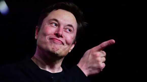 La rémunération attribuée à Elon Musk atteint 158 milliards de dollars en 2025, très loin devant les patrons de Ford, GM ou des groupes européens. © X