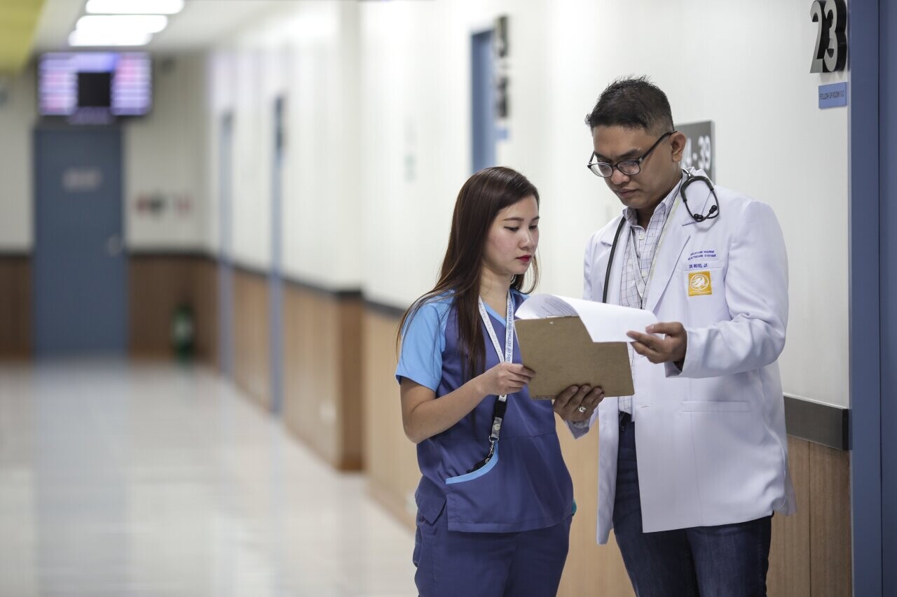 , La médecin moins payée que ses confrères masculins demande réparation