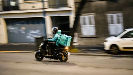Un livreur de repas Deliveroo. (ADRIEN FILLON / HANS LUCAS)
