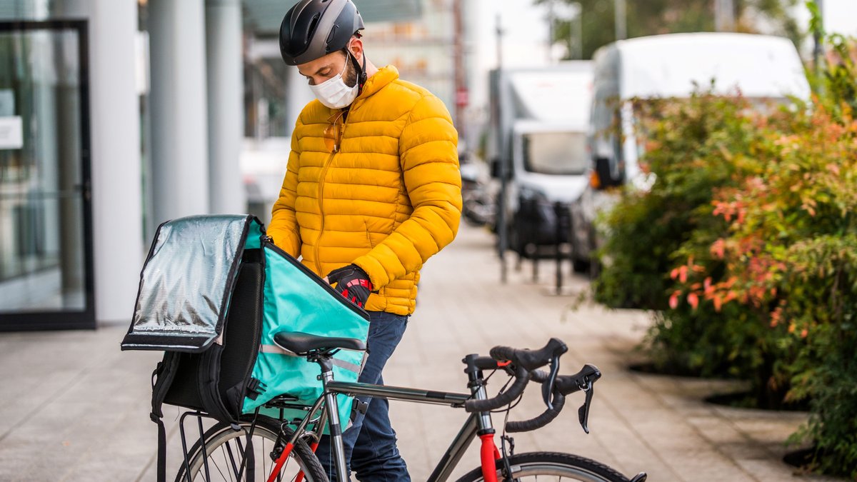 , Bonne nouvelle pour les livreurs UberEats et Deliveroo : leur rémunération augmente sensiblement… mais les temps d’attente pourraient leur coûter cher
